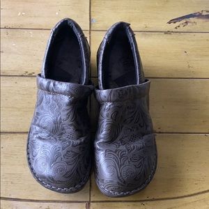 Women’s BOC clog style slip on shoe!